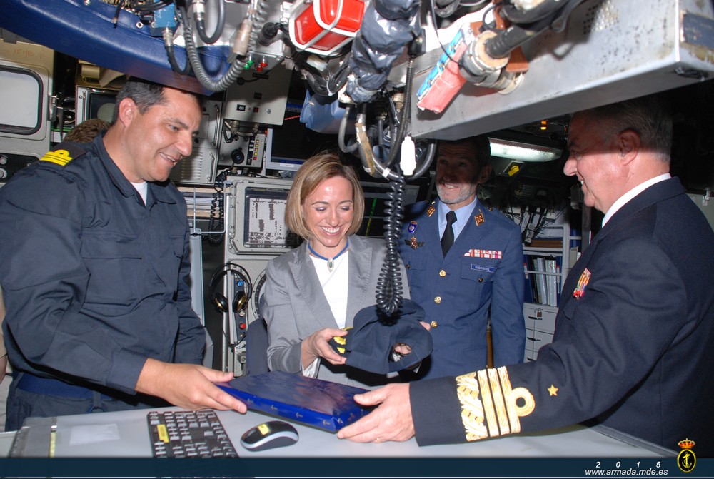 26 de abril de 2011. La Ministra de Defensa Carmen Chacón despide al submarino "Mistral" en su incorporación a la operación UNIFIED PROTECTOR de la OTAN. El "Mistral" realizaría tareas de vigilancia del tráfico marítimo frente a las costas de Libia